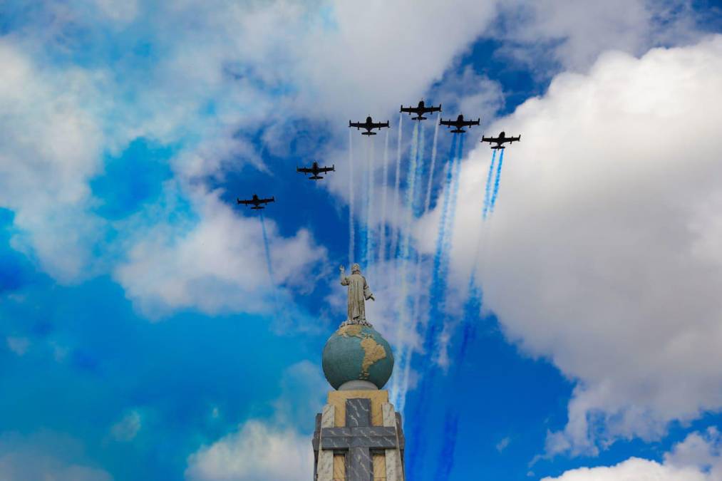 Aviones de la Fuerza Aérea realizaron un espectáculo para la multitud congregada en San Salvador.