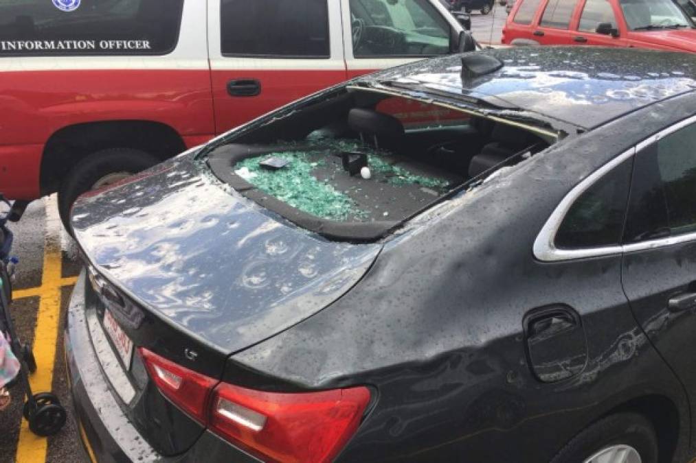 Usuarios en redes sociales compartieron imágenes de autos severamente dañados por la tormenta de granizo que sorprendió a los residentes de Denver ayer por la tarde.