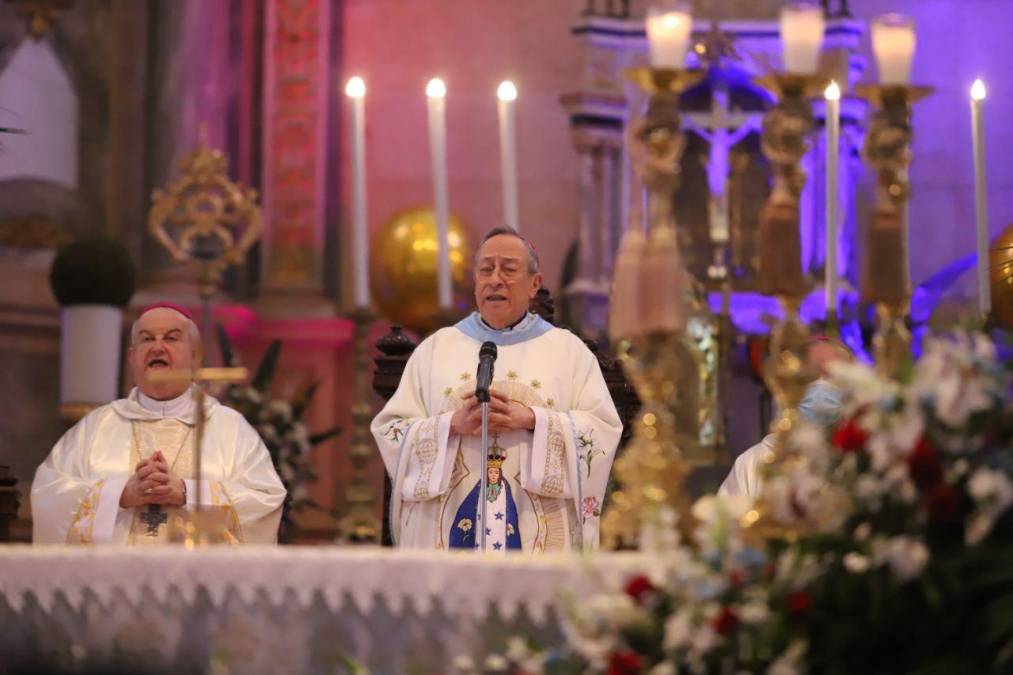 La misa fue oficiada por el cardenal hondureño Óscar Andrés Rodríguez, quien está en proceso de jubilación.
