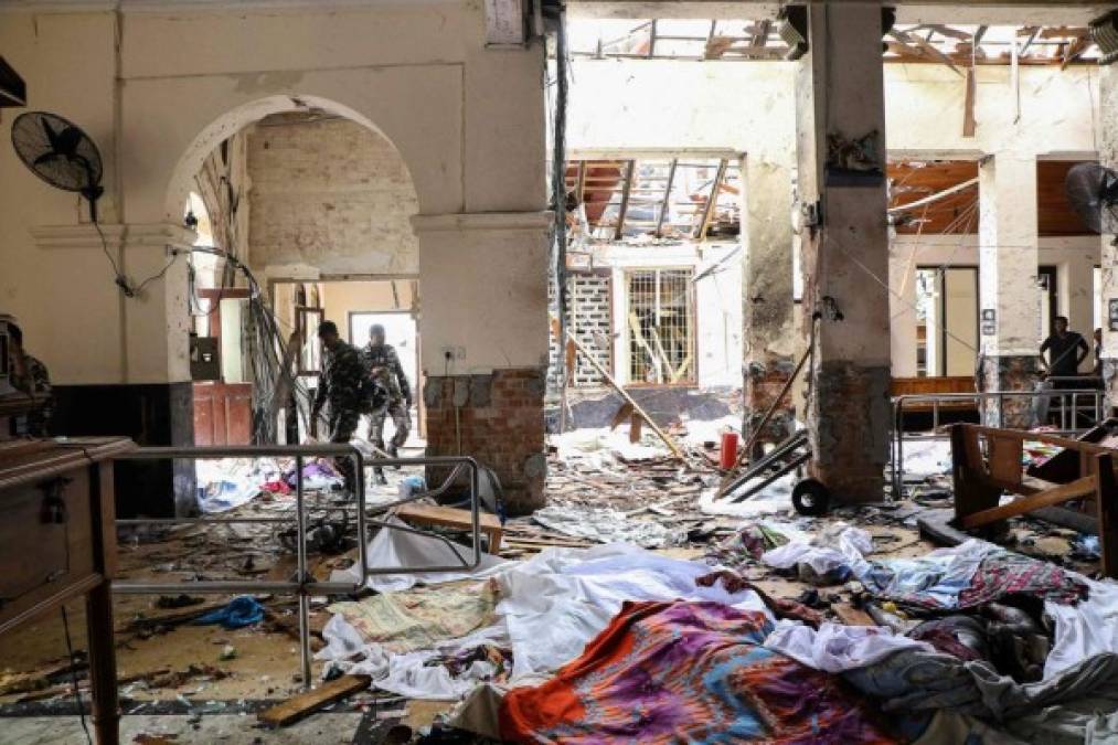 En un video filmado en una de las iglesias atacadas se veían numerosos cuerpos descuartizados por el suelo, lleno de escombros y de sangre.