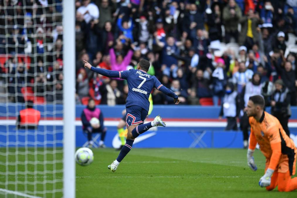 Mbappé, autor de los dos goles del PSG en la eliminatoria perdida esta semana en Champions por el equipo francés contra el Real Madrid (3-2 en el cómputo total), correspondió al amor de esos hinchas con el primer gol, en el minuto 24.