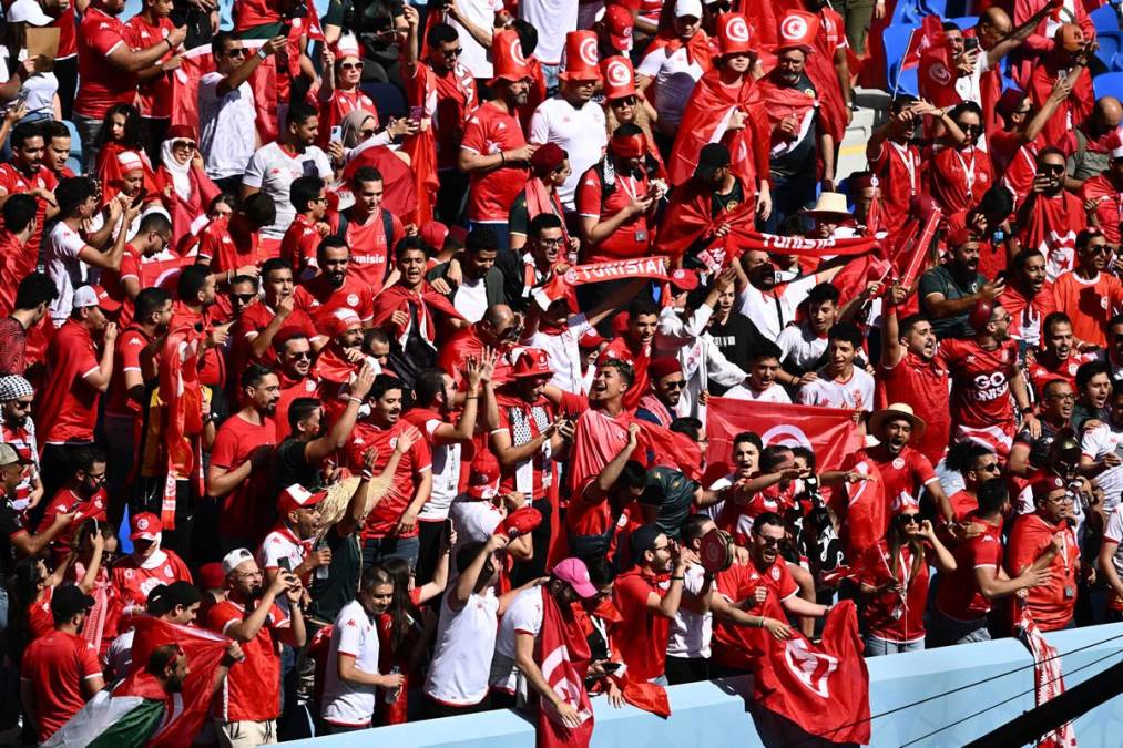 La ‘marea roja’ de ruidosos hinchas tunecinos copó la gran mayoría de las gradas del estadio Al Jaboul (capacidad de 44.325 espectadores).