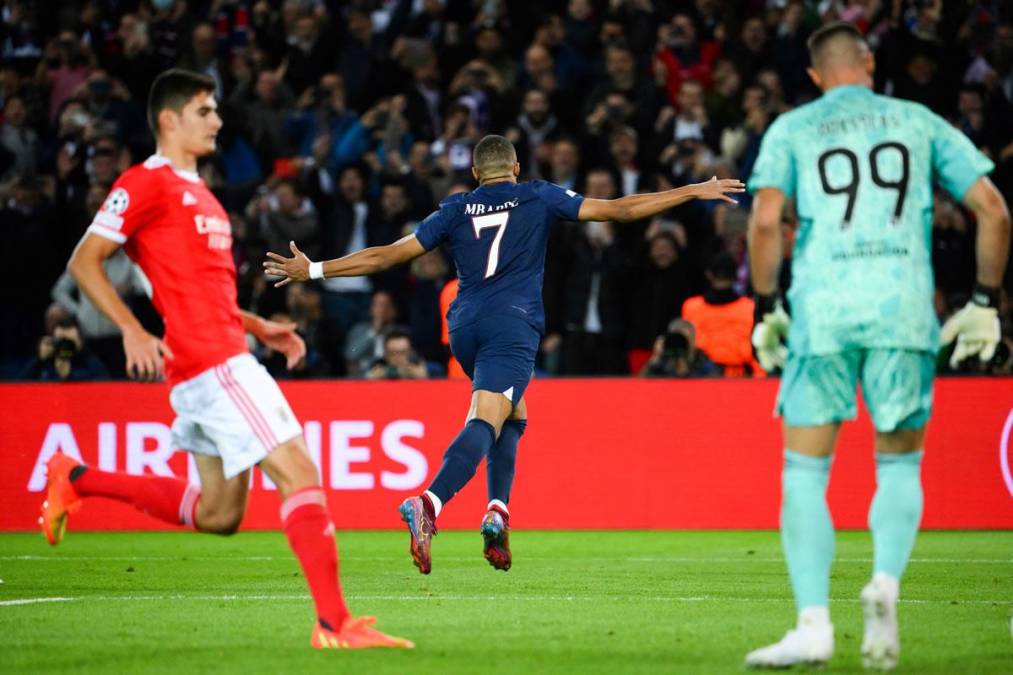 Kylian Mbappé corriendo a celebrar su gol contra el Benfica.