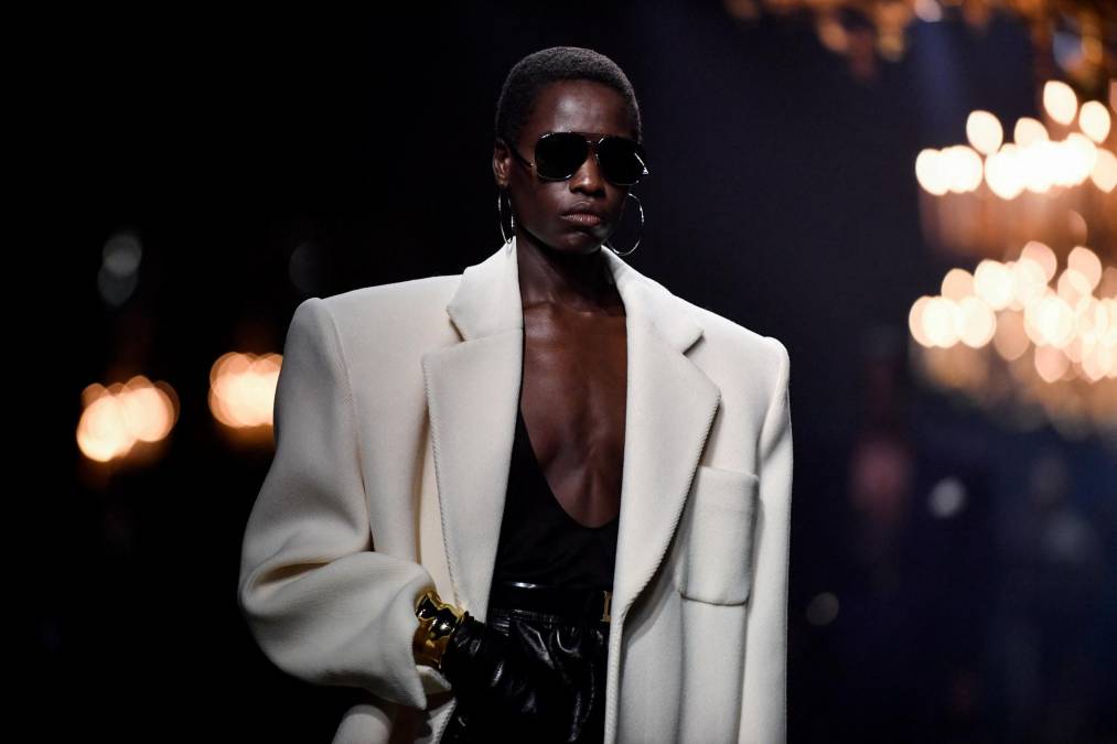 «La colección parece sacada de los archivos de Yves de los años 1980, pero en manos de Anthony (Vaccarello), la ha hecho suya y decididamente moderna», afirmó.