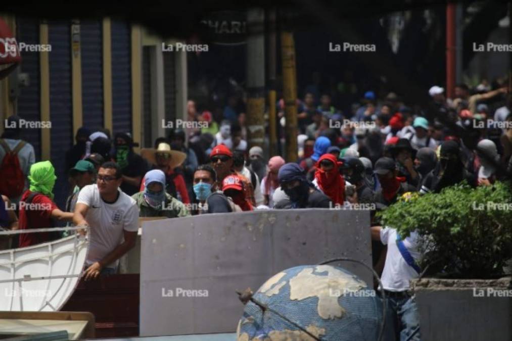 Sin embargo, el Colegio Médico y colegios magisteriales han mostrado dudas sobre si los planes de reestructuración incluyen despidos masivos con tintes políticos.<br/>