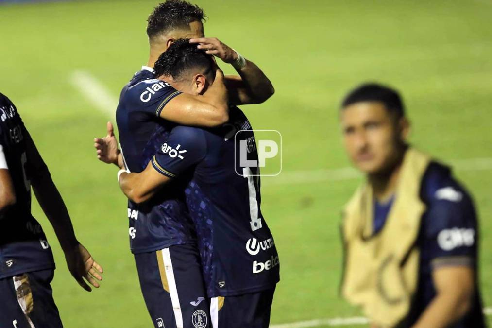 El abrazo de Ángel Tejeda para felicitar a Mauro Ortiz por su gol.