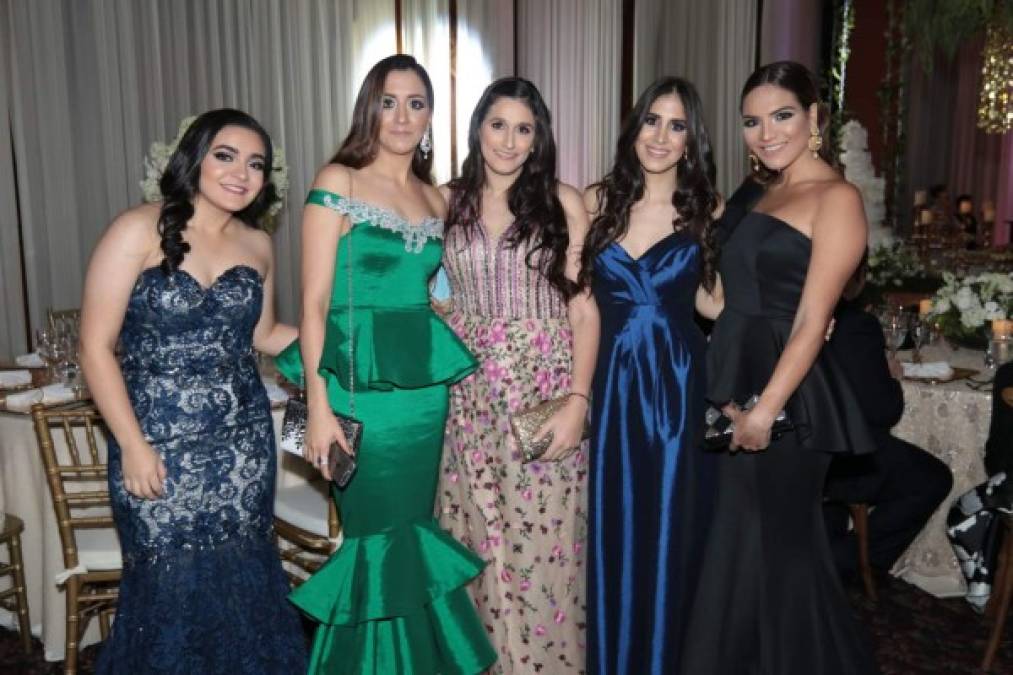 Nicolle y Leyla Sansur, Lynette Saybe, Fátima Suazo y Krista Sansur.