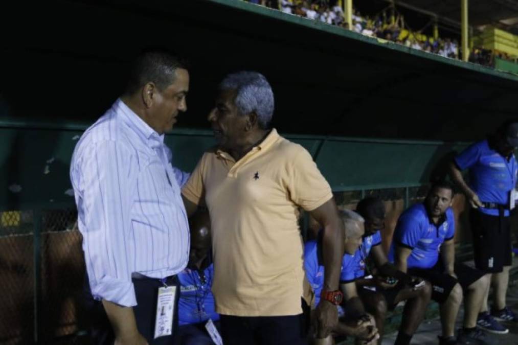 El saludo entre los entrenadores Héctor Castellón y John Jairo López.