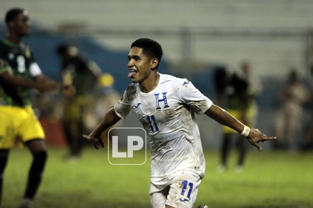 Marco Aceituno celebrando su segundo gol del partido ante Jamaica.