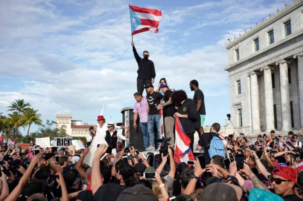 Los artistas puertorriqueños Ricky Martin, Bad Bunny y Benicio del Toro lideraron una masiva protesta este jueves en la Isla para exigir la dimisión del gobernador, Ricardo Rosselló, tras el escándalo desatado por la publicación de un chat con burlas e insultos a todo tipo de personas.