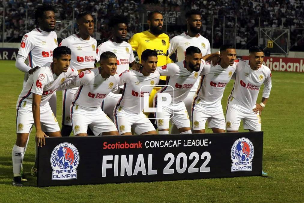 El 11 titular del Olimpia posando antes del inicio de la final de ida de la Liga Concacaf 2022.