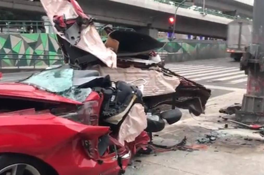 Carro deportivo se parte a la mitad tras chocar contra un poste