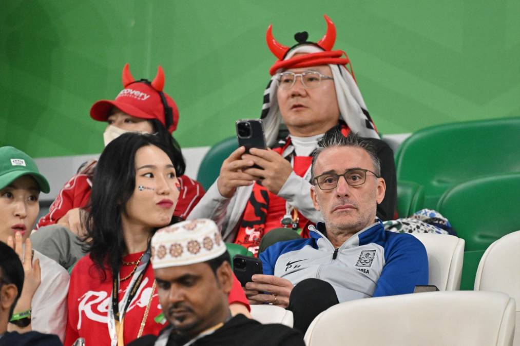  El entrenador de Corea del Sur, Pedro Bento, estuvo en la gradería y junto aficionados debido a su expulsión en la pasada fechas.