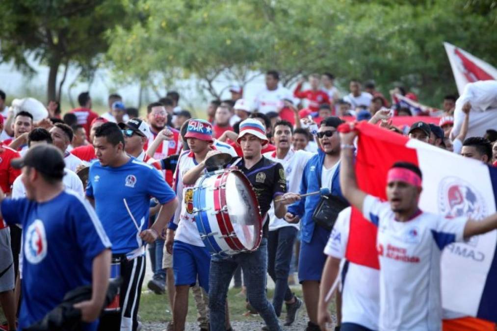 Gran ambiente armaron los integrantes de la Ultra Fiel previo al partido.