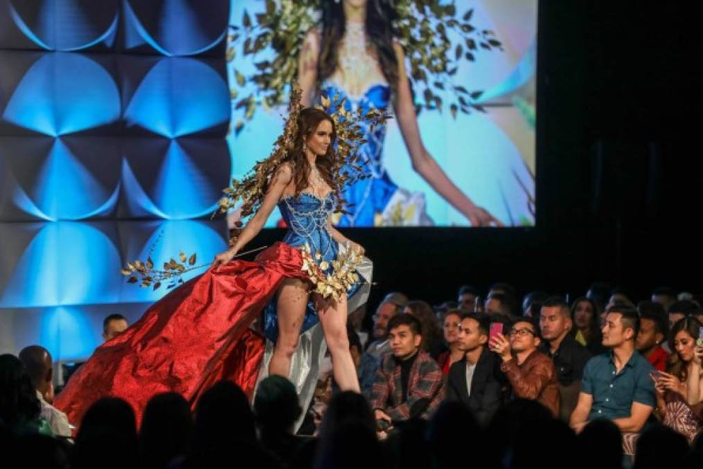 Miss República Checa Barbora Hodacová lució los colores de su bandera.