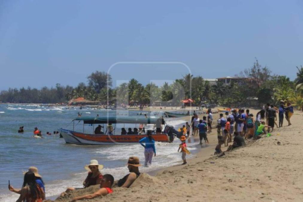 Vendedores y personas que ofrecen servicios en la zona aprovecharon la oportunidad para reactivar la economía, luego de varios meses de ausencia de turistas a causa de la crisis sanitaria.