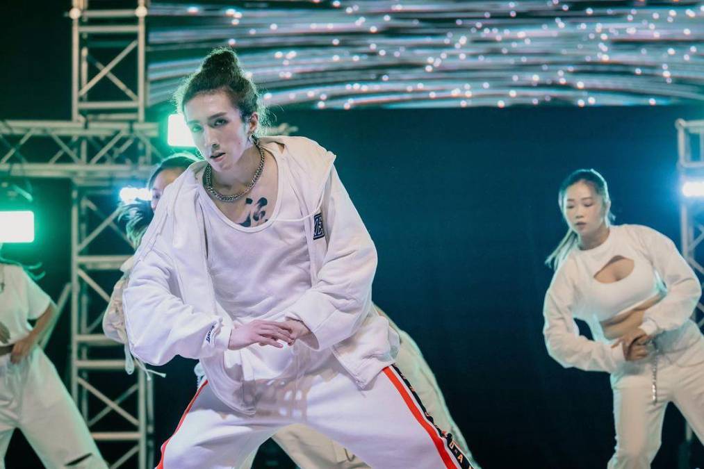 La semana pasada, dos integrantes de la boy band Mirror fueron derribados por una pantalla gigante que se cayó en pleno concierto en el Coliseo de Hong Kong, siendo el más afectado Moo Lee Kai-yin.