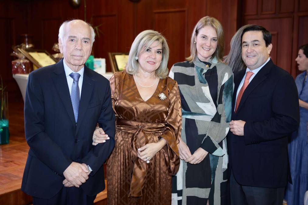 Maurizio y Suyapa Chiovelli junto a Nora y Jesús Medina