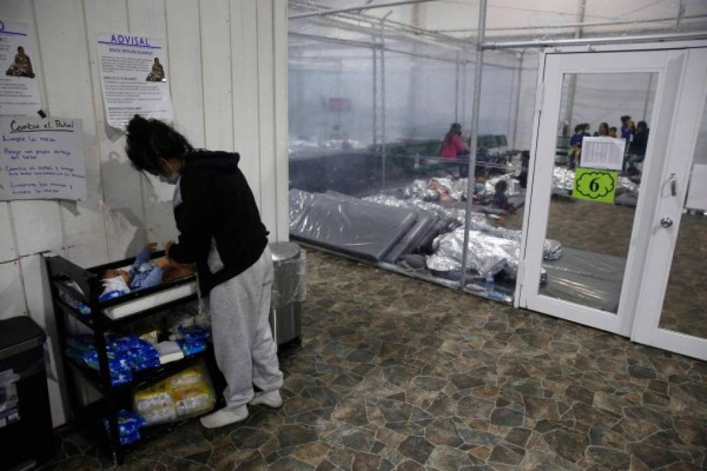 Dolorosas imágenes muestran a niños migrantes hacinados en jaulas en EEUU