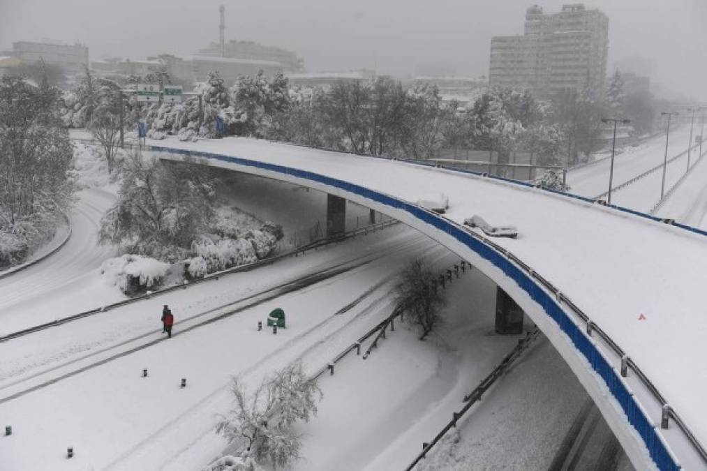 Patricia Manzanares, una automovilista, relató a la televisión nacional estar bloqueada desde hace '15 horas', sin alimentos, en la autopista M40 de la región de Madrid. <br/><br/>'Estoy aquí desde las 19h de ayer, somos muchos en esta situación, y pronto nos quedaremos sin gasolina' para hacer funcionar la calefacción en el coche, agregó.