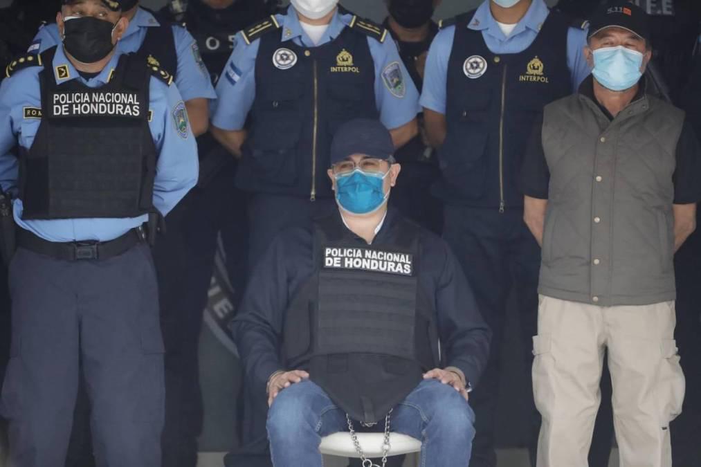 Juan Orlando Hernández fue extraditado desde Honduras hacia Estados Unidos el 21 de abril de 2022, luego de dos meses de permanecer en prisión preventiva en Tegucigalpa, ciudad donde fue capturado un 15 de febrero del año pasado. 