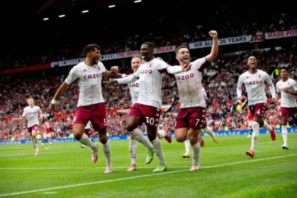 La celebración de los jugadores del Aston Villa tras el gol de Kortney Hause en Old Trafford.