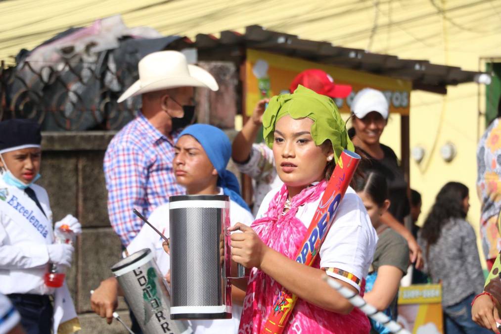  Las palillonas, pomponeras y las bandas musicales impregnaron de alegría el recorrido.