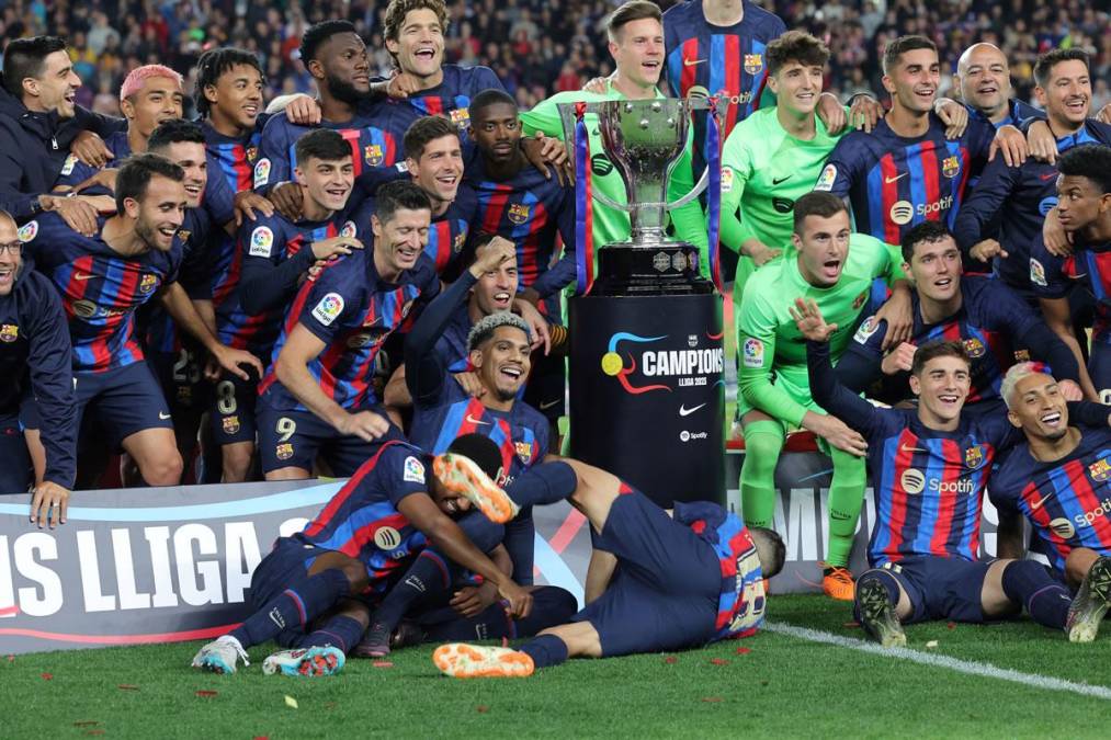Los jugadores del FC Barcelona celebrando con el trofeo de campeones de la Liga Española 2022-2023.