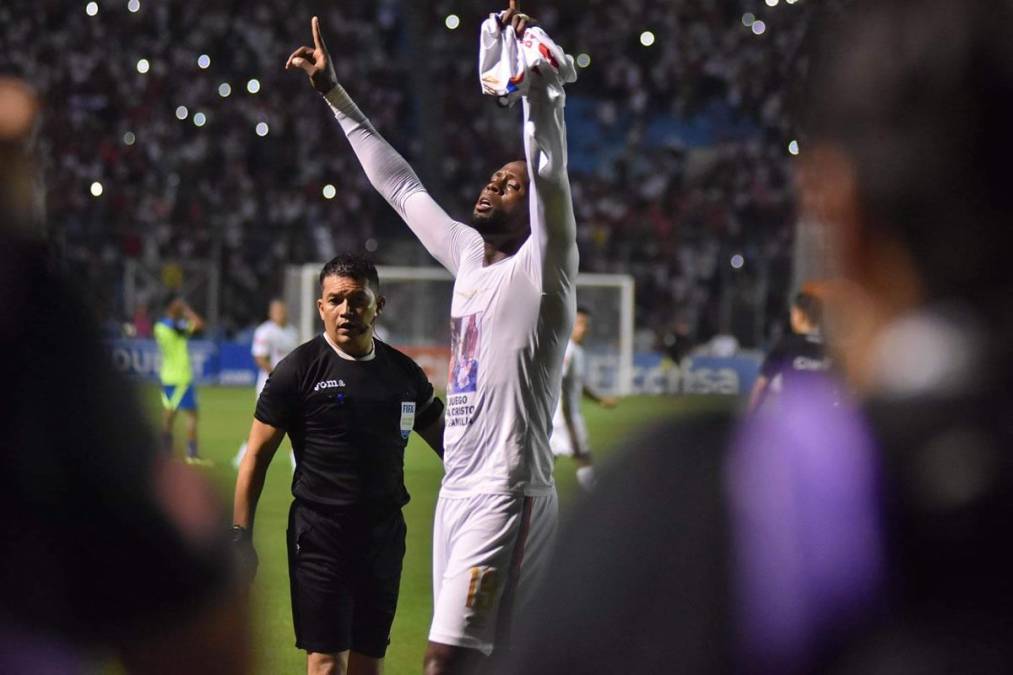 Yustin Arboleda tenía una camiseta abajo de su uniforme y la mostró en la celebración de su gol.