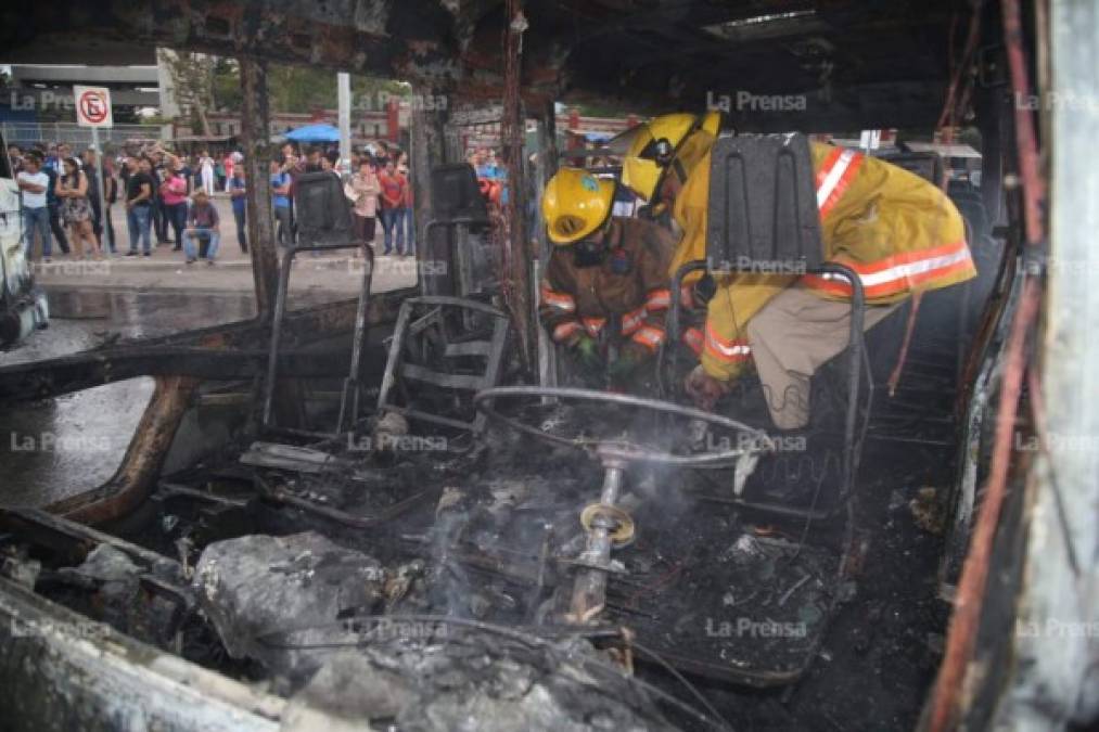 Impactantes imágenes de buses incendiados por encapuchados frente a la Unah