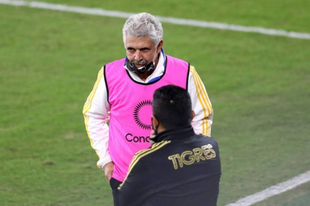 Ricardo 'Tuca' Ferretti dialogando con uno miembro de su staff técnico.