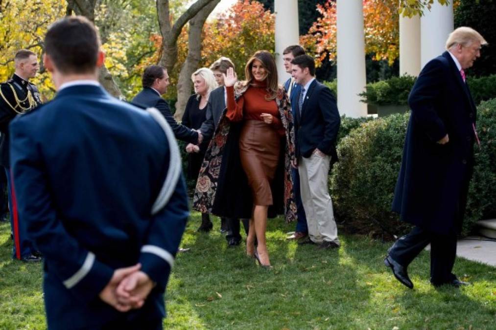 La primera dama, Melania Trump, acompañó a su esposo en su primera ceremonia de Acción de Gracias en la Casa Blanca.