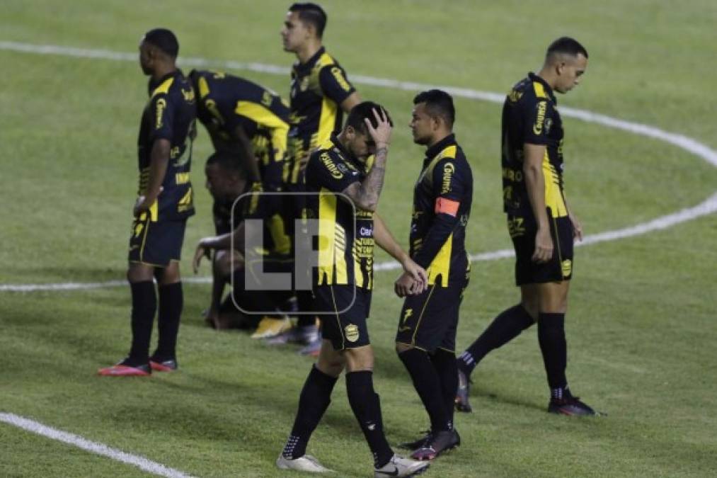 La tristeza de los jugadores del Real España tras quedarse sin final.