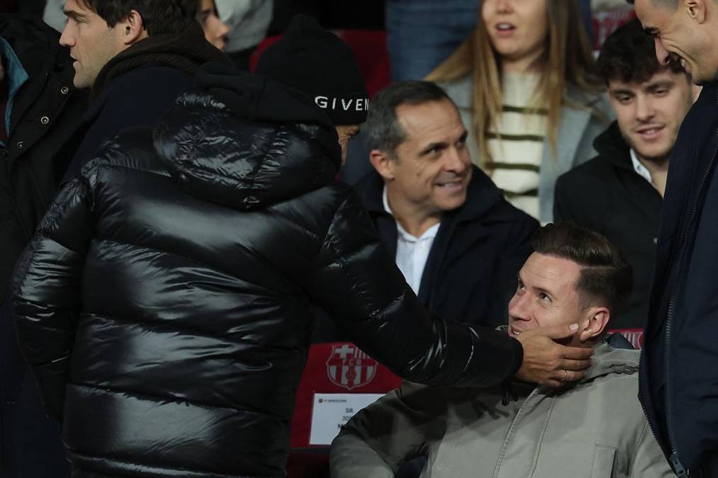 Jordi Alba, exjugador del Barcelona, saludando a Marc-André ter Stegen, baja por lesión.