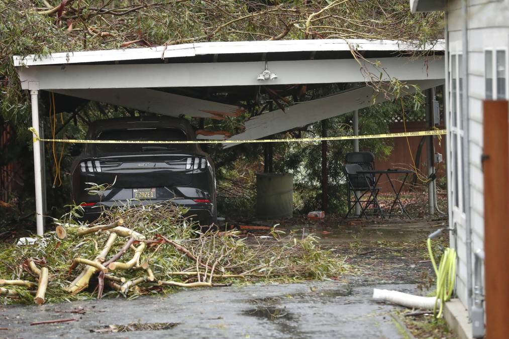  Más lluvias seguirán el martes, bañando la porción seca del sur del estado, mientras que las montañas de la Sierra Nevada podrían recibir hasta 1,8 metros de nieve. 