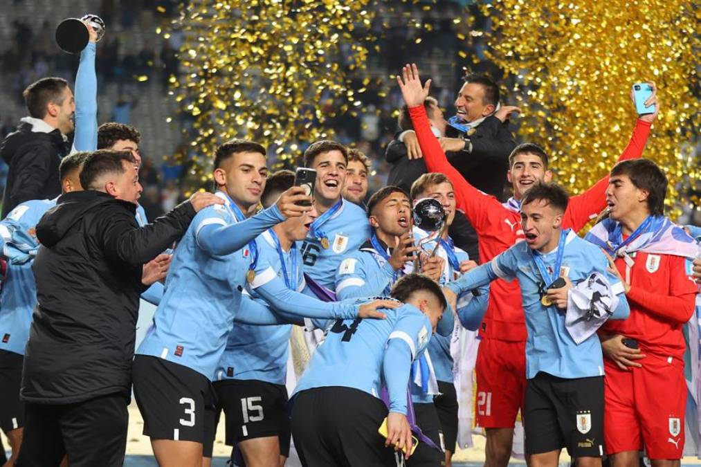 Los integrantes del flamante campeón del Mundial Sub-20 celebraron la consagración de Uruguay tras vencer por 1-0 en la final a Italia y se ilusionaron con el gran festejo que los espera este lunes en su llegada a Montevideo.