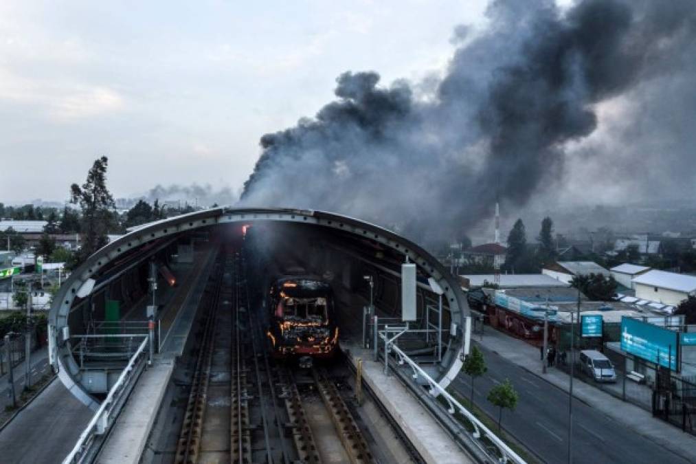 Al menos 78 estaciones del ferrocarril metropolitano sufrieron destrozos y algunas de ellas resultaron completamente destruidas.