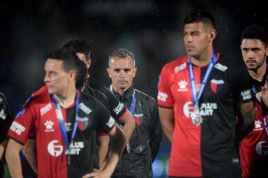 Antes de su nombramiento al banquillo del Olimpia, el Colón de Santa Fe fue el último equipo de Pablo Lavallén. Con este modesto club llegó a una final de la Copa Sudamericana en donde la perdió ante Independiente del Valle de Ecuador.