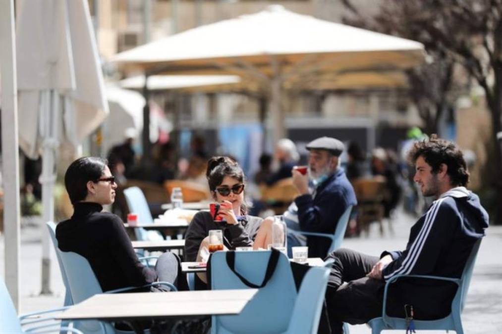 La veloz campaña de vacunación del país, con casi cinco millones de personas inoculadas por la primera dosis de la vacuna de Pfizer y casi cuatro millones también con la segunda, ha sido fundamental para el avance de la desescalada.