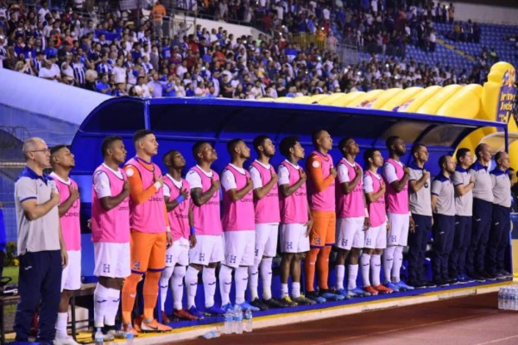El banco de suplentes y cuerpo técnico de Honduras durante el himno nacional.