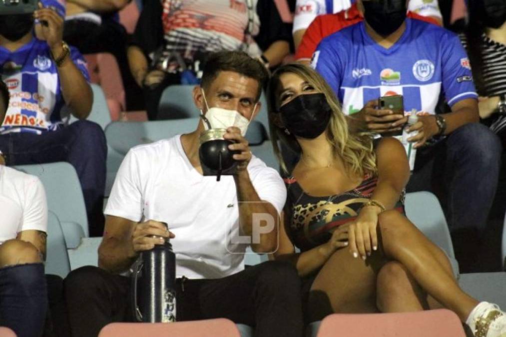 Guillermo Chavasco después se fue al sector de silla del estadio para estar con su bella novia Magali Sanjurjo, quien deslumbra en La Ceiba.