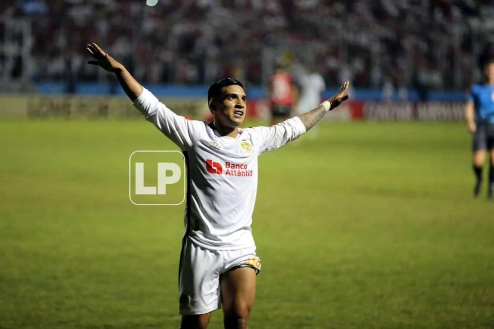 El festejo de Michaell Chirinos tras su golazo en el triunfo del Olimpia ante Alajuelense.