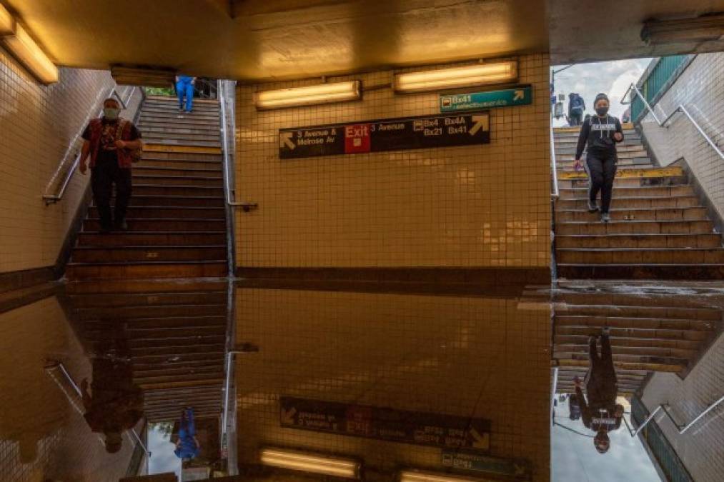 Las estaciones de metro también estaban inundadas y el servicio tuvo que interrumpirse, según la Autoridad Metropolitana de Transporte, que gestiona el sistema de transporte público de Nueva York.