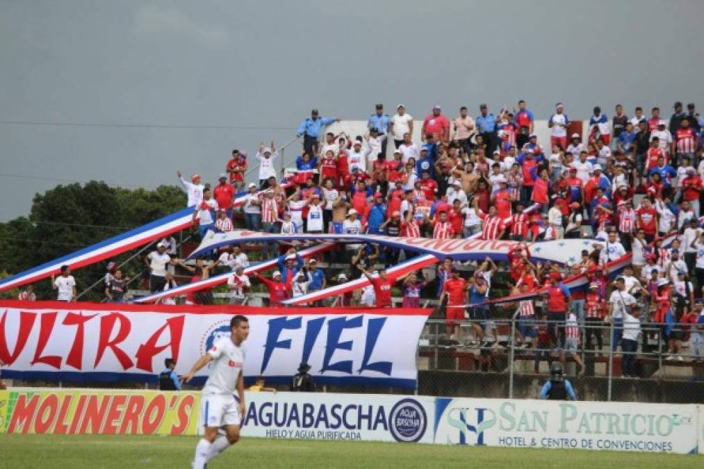 La Ultra Fiel estuvo presente en el estadio Francisco Martínez Durón de Tocoa apoyando al Olimpia.