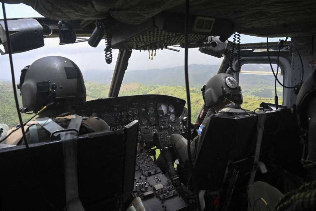 Soldados y miembros de la Atic destruyeron al menos 30 hectáreas de hojas de coca en las montañas de Bonito Oriental, Honduras, el 3 de agosto de 2022.