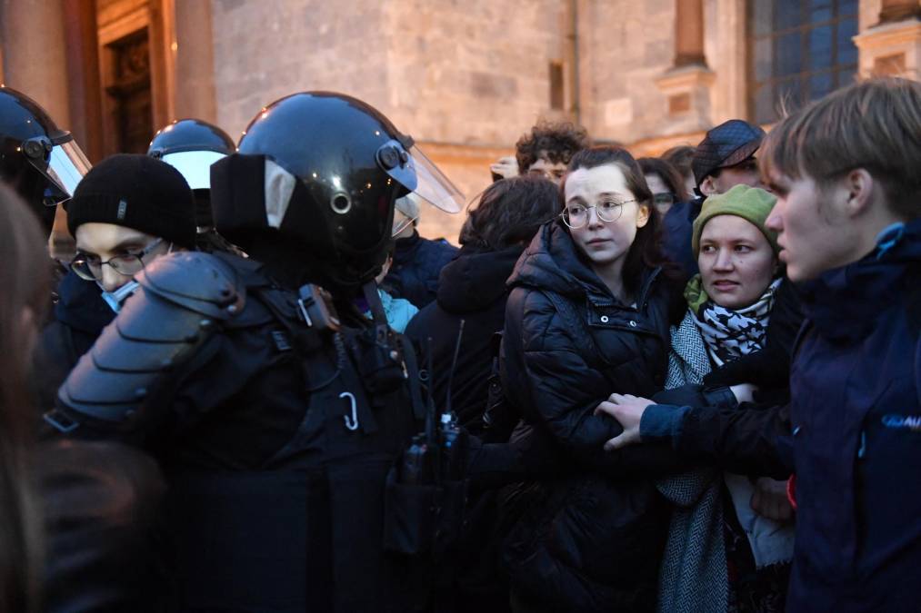 Los manifestantes gritaban: “¡No a la guerra!”, “¡No a la movilización!”. 