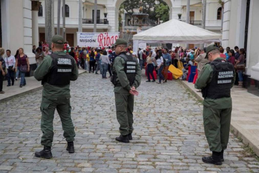 El chavismo ordenó el despliegue de un alto número de agentes con equipo de antidisturbios, tanto de la Policía Nacional Bolivariana (PNB), como de la Guardia Nacional Bolivariana (GNB, Policía militarizada) para impedir el paso de los opositores al Parlamento.