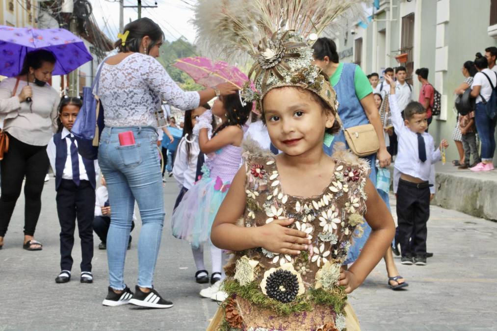 El desfile de los niños de prebásica de Santa Rosa de Copán no solo fue un evento cívico, sino también un recordatorio de la importancia de educar a las generaciones más jóvenes en los valores de la identidad nacional, el respeto a la diversidad y el amor por Honduras.