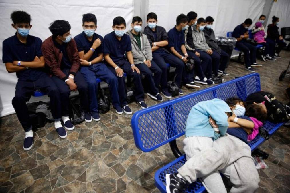 Dolorosas imágenes muestran a niños migrantes hacinados en jaulas en EEUU