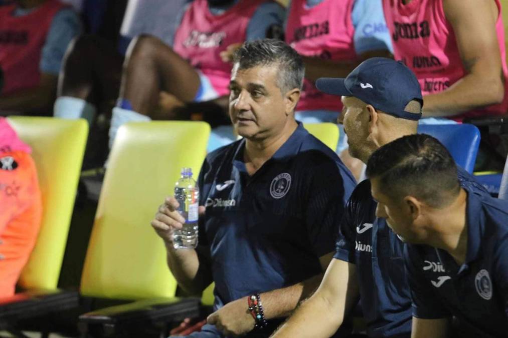 Diego Vázquez volvió a sentarse en el banquillo del Motagua dos años después para dirigir el partido de ida del repechaje contra el Olancho FC.